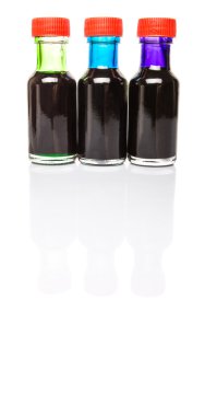 Beyaz arka plan üzerinde sıvı gıda renk katkı maddeleri