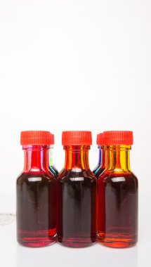 Beyaz arka plan üzerinde sıvı gıda renk katkı maddeleri