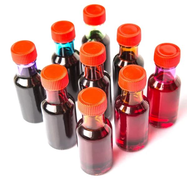 Beyaz arka plan üzerinde sıvı gıda renk katkı maddeleri