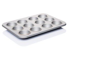 Cupcake ve beyaz zemin üzerine çörek tepsisi