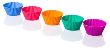 Silikon cupcake bardak beyaz arka plan üzerinde izole pişirme çeşitli renkleri