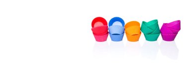 Silikon cupcake bardak beyaz arka plan üzerinde izole pişirme çeşitli renkleri