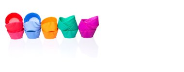 Silikon cupcake bardak beyaz arka plan üzerinde izole pişirme çeşitli renkleri