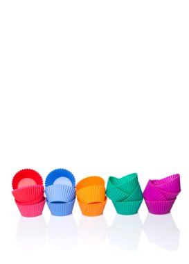Silikon cupcake bardak beyaz arka plan üzerinde izole pişirme çeşitli renkleri