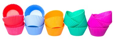 Silikon cupcake bardak beyaz arka plan üzerinde izole pişirme çeşitli renkleri