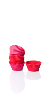 Silikon cupcake bardak beyaz arka plan üzerinde izole pişirme çeşitli renkleri