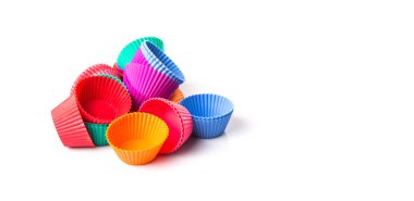 Silikon cupcake bardak beyaz arka plan üzerinde izole pişirme çeşitli renkleri
