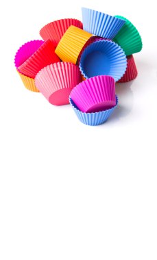 Silikon cupcake bardak beyaz arka plan üzerinde izole pişirme çeşitli renkleri
