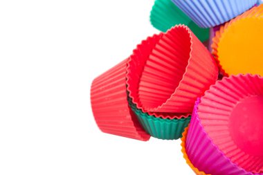Silikon cupcake bardak beyaz arka plan üzerinde izole pişirme çeşitli renkleri