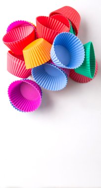 Silikon cupcake bardak beyaz arka plan üzerinde izole pişirme çeşitli renkleri