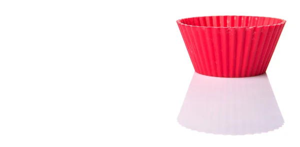 白色背景的红色硅胶蛋糕烘烤杯 — 图库照片