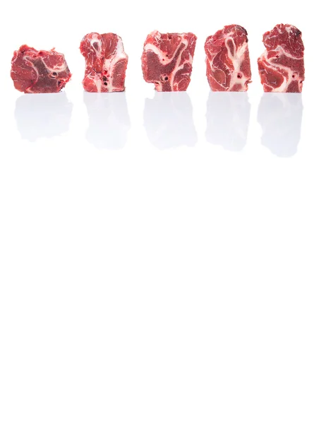 Beyaz Arka Plan Üzerinde Kesme Donmuş Biftek Yığını — Stok fotoğraf