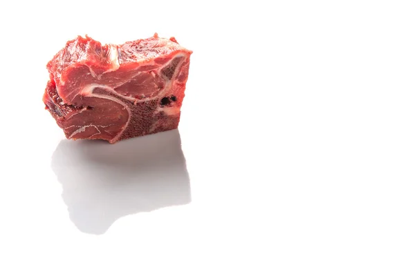 Stück Geschnittenes Gefrorenes Rindfleisch Auf Weißem Hintergrund — Stockfoto