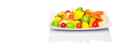 Papaya, mango, kiraz ve beyaz tabakta jicama turşusu meyve çeşitli Mix