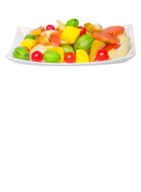 Papaya, mango, kiraz ve beyaz tabakta jicama turşusu meyve çeşitli Mix