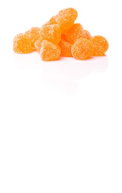 Beyaz izole tatlı portakal jöle şekerler