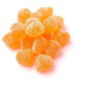 Beyaz izole tatlı portakal jöle şekerler
