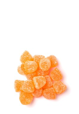Beyaz izole tatlı portakal jöle şekerler