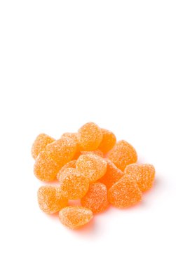 Beyaz izole tatlı portakal jöle şekerler
