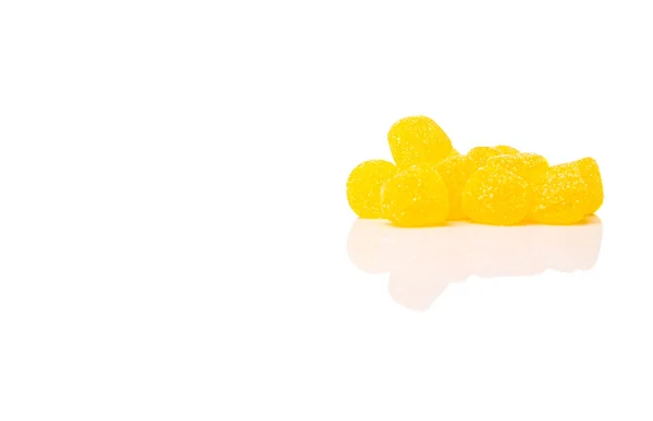 Süße Gelbe Gelee Bonbons Isoliert Auf Weiß — Stockfoto