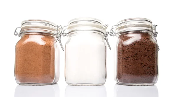 速溶咖啡 巧克力饮料粉和糖在玻璃罐容器 — 图库照片