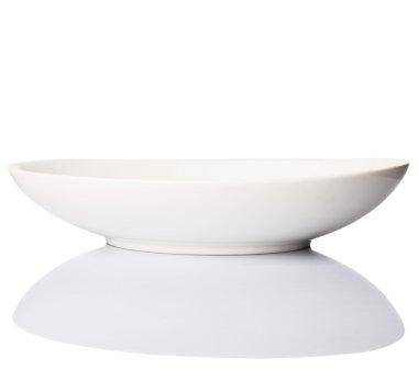 Beyaz arka plan üzerinde boş beyaz oval salata kasesi