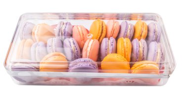Bir plastik kutu kaplarda Fransız macaron
