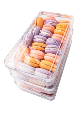 Bir plastik kutu kaplarda Fransız macaron