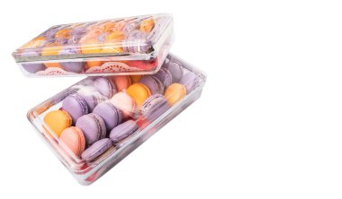 Bir plastik kutu kaplarda Fransız macaron