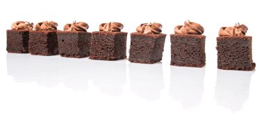 Çikolatalı kek ısırık büyüklüğünde