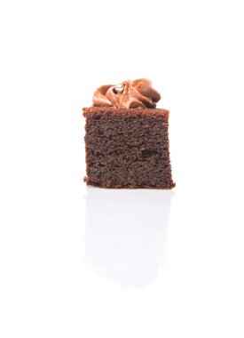 Isırık çikolatalı kek üzerine krema ile beyaz arka plan üzerinde boy.