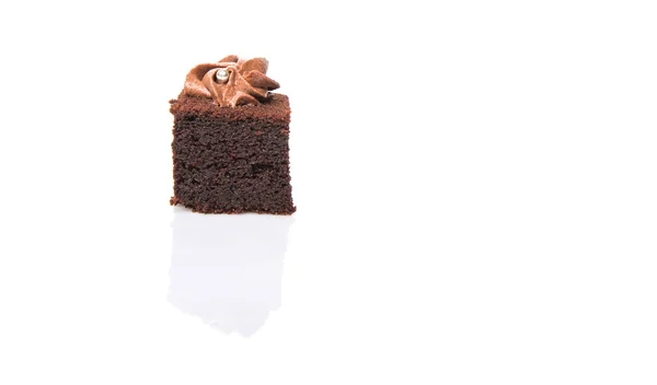 咬大小的巧克力蛋糕与结冰的顶部以上白色背景 — 图库照片