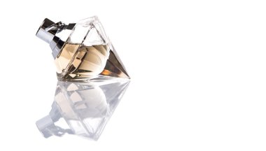 Bir şişe parfüm beyaz arka plan üzerinde