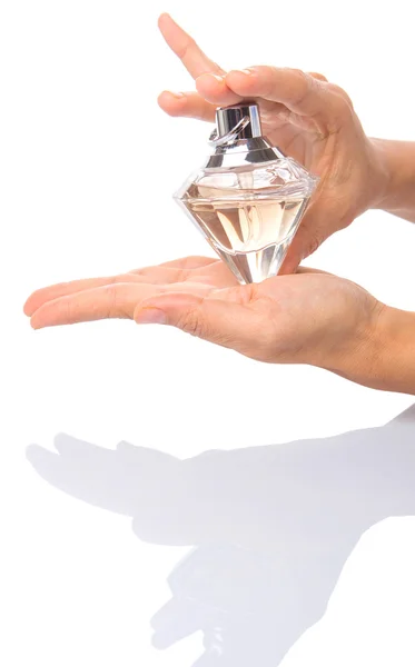 Botella de mano femenina de perfume — Foto de Stock