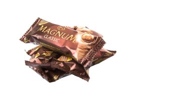 Paket Magnum dondurma beyaz arka plan üzerinde