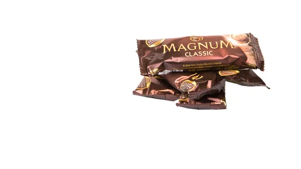 Pacote Sorvete Magnum Sobre Fundo Branco — Fotografia de Stock