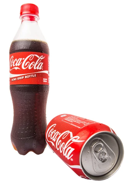 在一个塑料瓶和一罐可口可乐软饮料 — 图库照片
