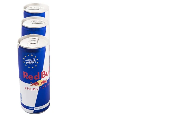 Plechovky Red Bull Energetický Nápoj Nad Bílým Pozadím — Stock fotografie