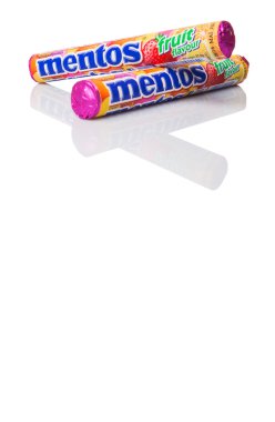 Kuala Lumpur, Malezya - 11 Ocak 2015. Mentos meyveli şeker. Mentos 130'dan fazla ülkede satılan Perfetti Van Melle, şekerleme ve sakız İtalyan global üreticisi tarafından.
