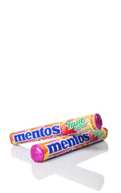 Kuala Lumpur, Malezya - 11 Ocak 2015. Mentos meyveli şeker. Mentos 130'dan fazla ülkede satılan Perfetti Van Melle, şekerleme ve sakız İtalyan global üreticisi tarafından.