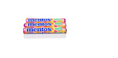 Kuala Lumpur, Malezya - 11 Ocak 2015. Mentos meyveli şeker. Mentos 130'dan fazla ülkede satılan Perfetti Van Melle, şekerleme ve sakız İtalyan global üreticisi tarafından.