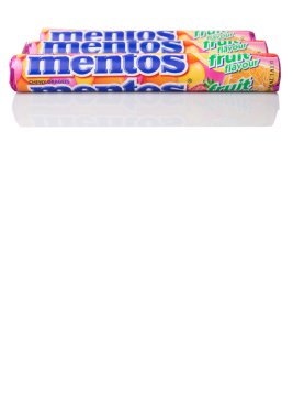 Kuala Lumpur, Malezya - 11 Ocak 2015. Mentos meyveli şeker. Mentos 130'dan fazla ülkede satılan Perfetti Van Melle, şekerleme ve sakız İtalyan global üreticisi tarafından.