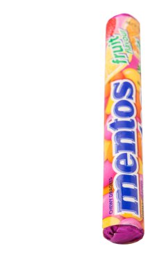 Kuala Lumpur, Malezya - 11 Ocak 2015. Mentos meyveli şeker. Mentos 130'dan fazla ülkede satılan Perfetti Van Melle, şekerleme ve sakız İtalyan global üreticisi tarafından.