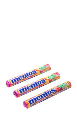 Kuala Lumpur, Malezya - 11 Ocak 2015. Mentos meyveli şeker. Mentos 130'dan fazla ülkede satılan Perfetti Van Melle, şekerleme ve sakız İtalyan global üreticisi tarafından.