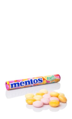 Kuala Lumpur, Malezya - 11 Ocak 2015. Mentos meyveli şeker. Mentos 130'dan fazla ülkede satılan Perfetti Van Melle, şekerleme ve sakız İtalyan global üreticisi tarafından.