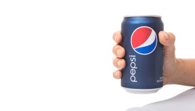 Pepsi içki tutan el