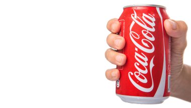 Coca Cola konservesi tutan el