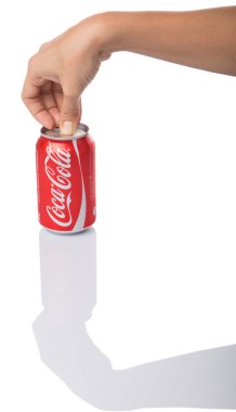 Kuala Lumpur, Malezya - 14 Ocak, 2015.Female el Coca Cola İçecek bir kutu açma