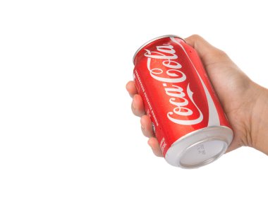 Kuala Lumpur, Malezya - 14 Ocak, 2015.Female el Coca Cola konservesi tutarak