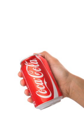 Coca Cola konservesi tutan el
